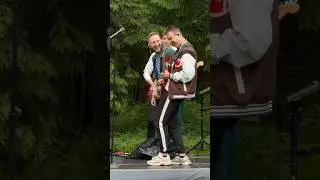 Антон Самойлов забрал гитару у гитариста и решил побаловаться