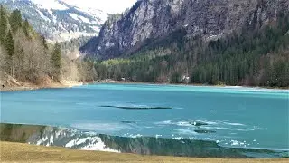 Glace et Reflets de début de printemps au lac de Montriond  (Haute-Savoie, France)