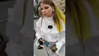 Девушка застряла в машине!