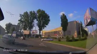 какая разница что помеха справа, ему же нужнее