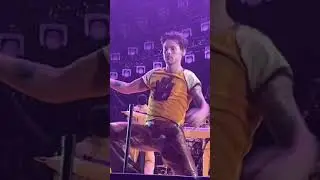 You Won't Believe What Just Happened to Harry Styles Onstage!