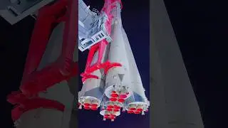 Ракета -Восток на ВДНХ. Интересно, что ее держит и она не падает