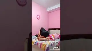 Tante semok nungging di kamar
