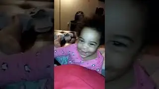 kiss her sister on mommy belly 😍