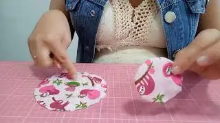 idéia de lembrancinha feita com 2 círculos de tecido