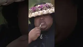 Braddah IZ explaining the necklaces he wore. Of course he explains it in the most IZ way possible 🤣