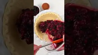 BERRY PIE WITH CRUMBLE TOPPING 