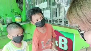 Mga batang masipag.