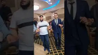 Bir milletin kültürü herşeyidir. Eski gelenekleri yaşatmak için hem söylüyor hem oynuyorlar.