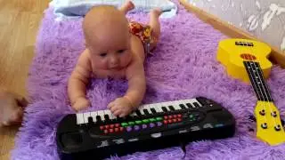 Ребенок Играет ГИМН РОССИИ в 3 месяца.