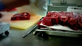 Режу рибай стейк.