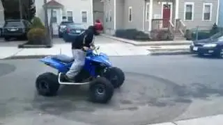 Verrückter Quadfahrer