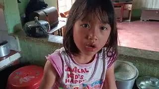 Kids eating Chicken Roasted//Hatlunnieng aksa nekna