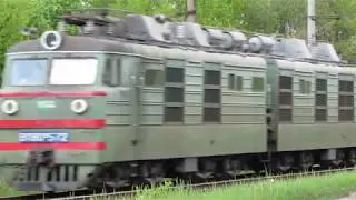 Электровоз ВЛ80к-572 с нечётным грузовым поездом и встречный чётный ВЛ80к-135 с грузовым поездом