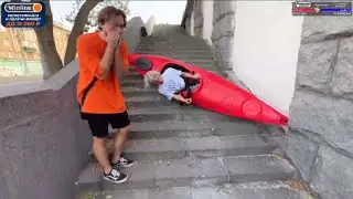 хазяева катаются на лодке по ступенькам на улице!!!