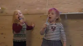 Близнецы поют песенку 