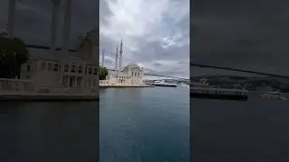 Причал в Стамбуле с видом на мост через Босфор