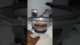 Terceira mão. Feita de eletrodo revestido, com pinças e porcas borboletas.