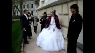 что у невесты под юбкой surprise from bridesmaids)