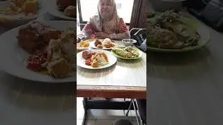 makan di warung padang bersama mama