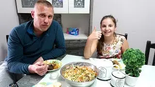 Ира УБИРАЕТ в комнате Мама ГОТОВИТ Еду