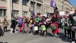 Феминистки маршируют в центре Петербурга