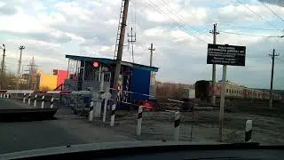 Пассажирский поезд проезжает через переезд, а мы стоим ждем
