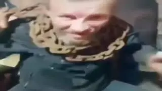 дед кайфует под золото на моей шее