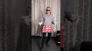 Откуда этот дед в красных труселях?🤣 