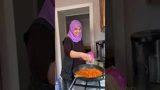 Мама готовит вкусный плов