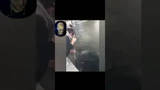 девушка долбит лёд #shorts