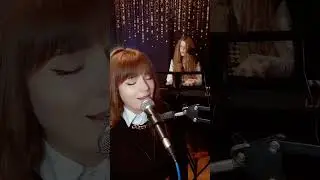 Аккомпанирует дочь 