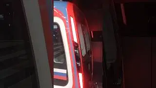 🇷🇺Прибытие парадного состава 81-775/776/777 "Москва 2020" на станцию "Новаторская" #бкл #мосметро