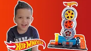 Playing with Hot Wheels City Super Twist Tyre Shop playset and cars #hotwheels #toycars