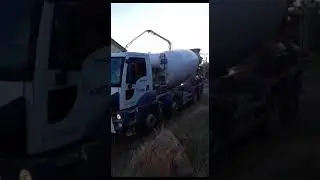 Ford Cargo beton mikseri çamurda mücadele