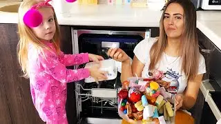 Лера готовит из сладкого для мамы