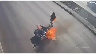 Байкер чуть не сгорел при падении в Волгограде