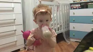 Momentos em casa #1 - Uma princesa ruiva mamando e brincando de boneca