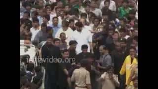 Amitabh Bachchan agitated by the huge crowd
