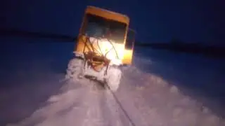 Бульдозер тащит бульдозер . 