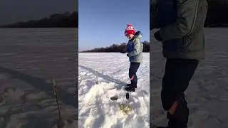 Первая в жизни щука #рыбалкассыном