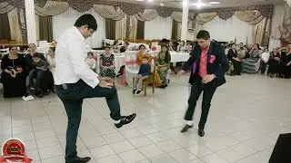 Цыгане. Мужчины танцуют