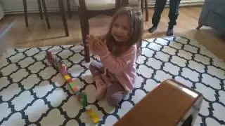 Minel oyuncakları ile oynuyor ve pasta yapıyor!