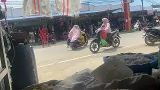 Suasana di depan toko runcit