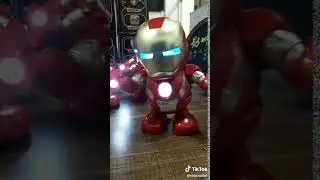 Tanzender Iron Man mit Beleuchtung