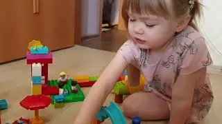 Играет 3хлетка