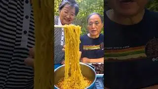 What Koreans eat on a picnic  #picnic #ramen #gimbap #kdrama #mukbang #koreanfood
