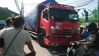 Macet! Truck besar ini susah masuk gang sempit melewati pasar tradisional