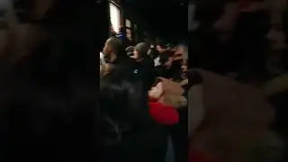 Люди спасаются на поезде