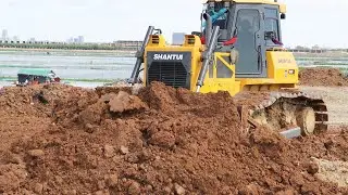 Super Machine Machine Bulldozer Pushing Rock Soil SWAMP Landfill Dump Truck Unloading Stone Dirt